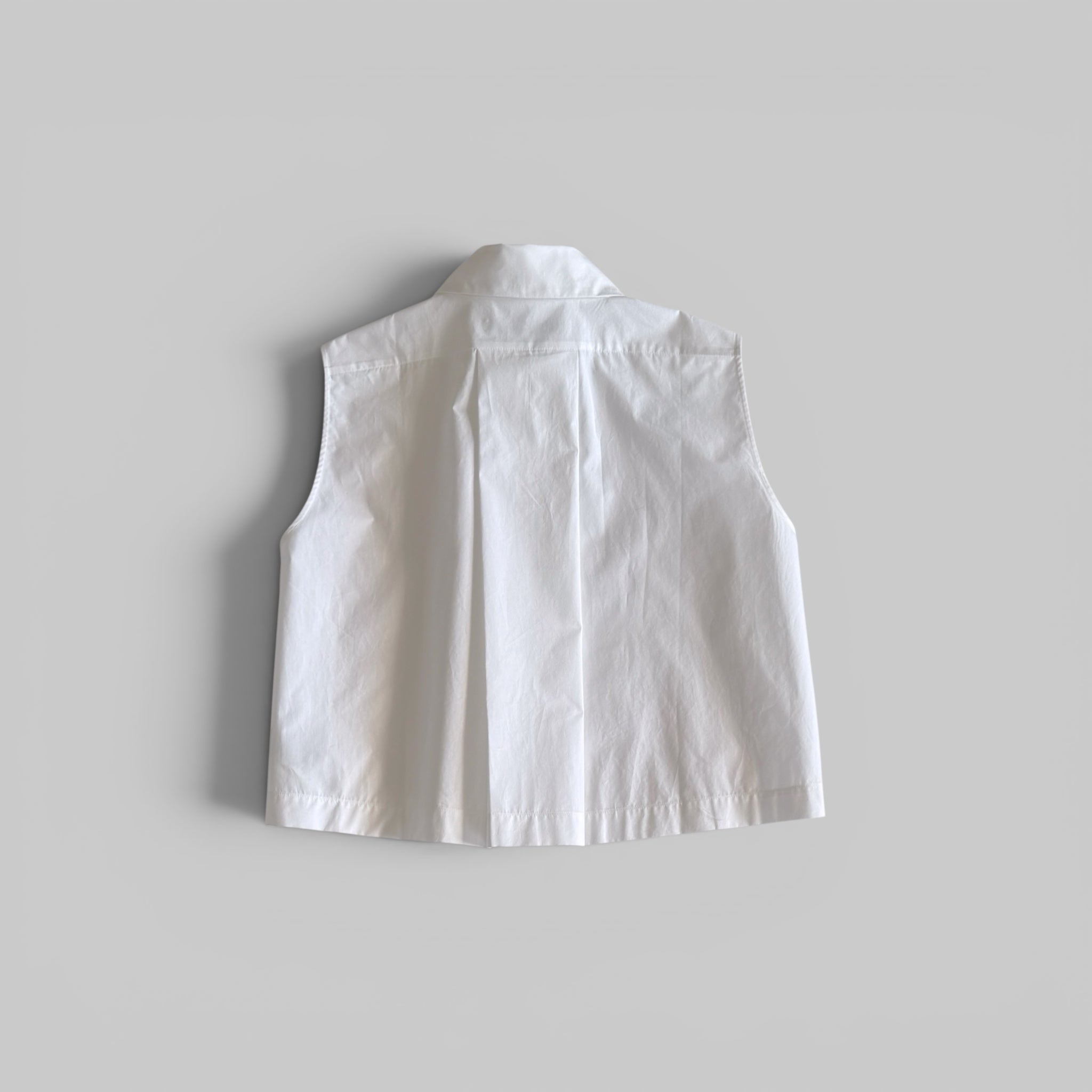 CROPPED SLEEVELESS SHIRT