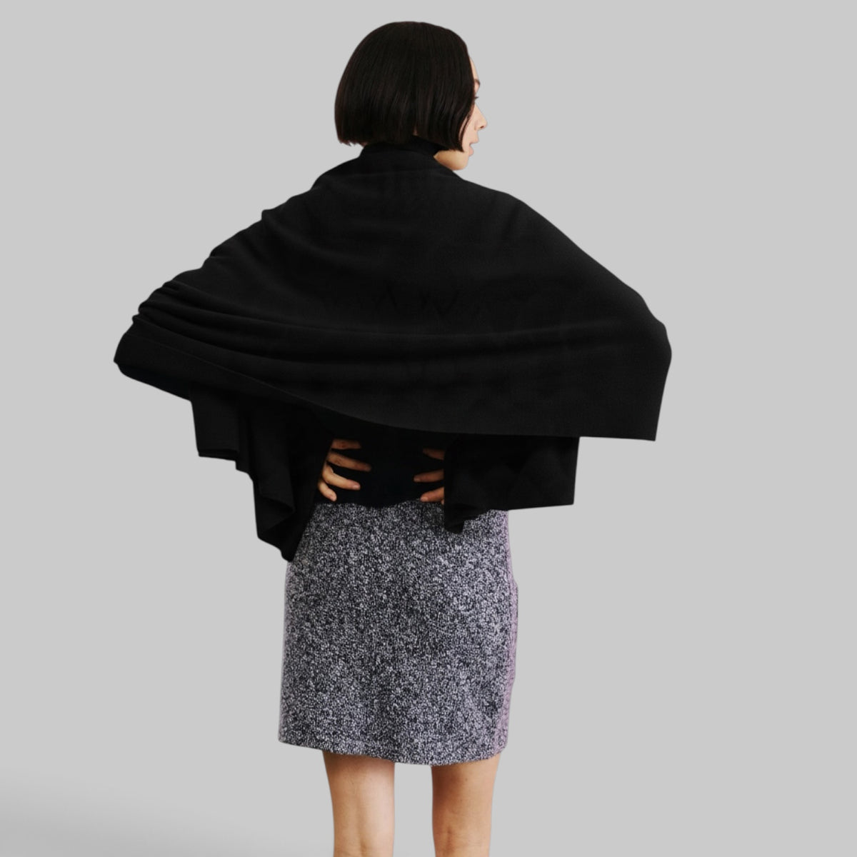 CLOSE:KNIT Wrap in Black